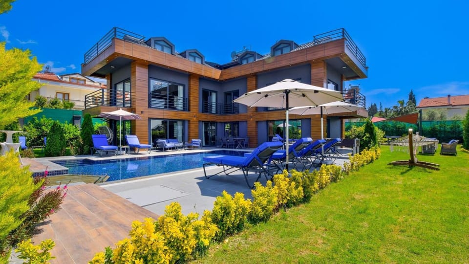 Property building, Spring, Day, Garden, Balcony/Terrace, Garden view, Pool view, Swimming pool, sunbed