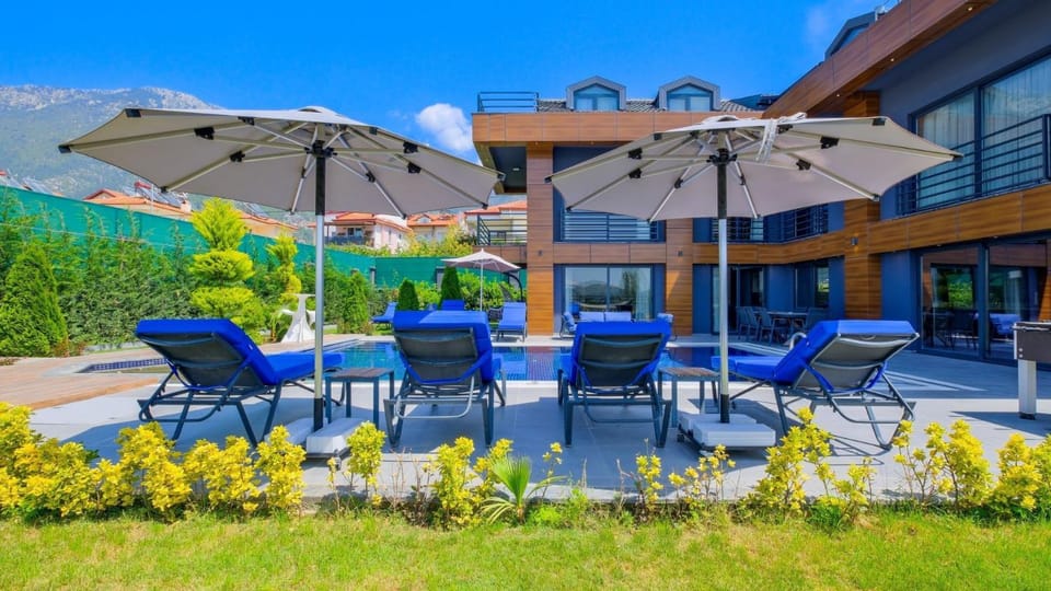 Property building, Spring, Day, Garden, Balcony/Terrace, Garden view, Pool view, Swimming pool