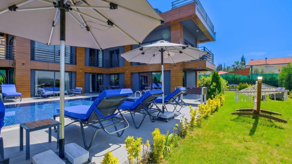 Property building, Spring, Day, Garden, Garden view, Pool view, Swimming pool, sunbed