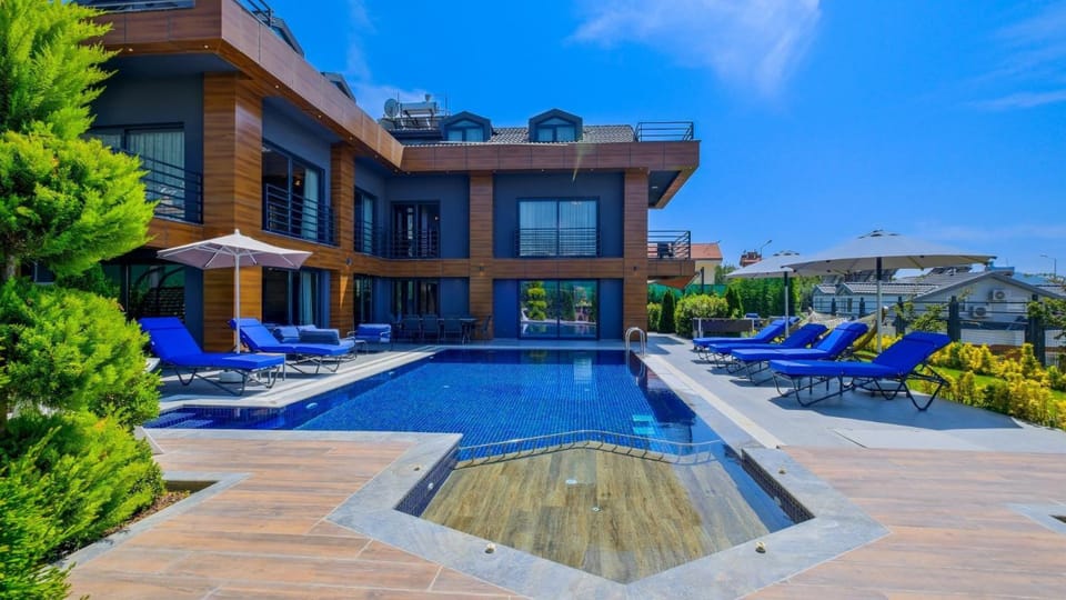 Property building, Day, Pool view, Swimming pool, sunbed