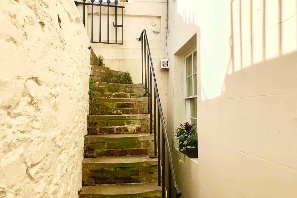 Beachfront apartment with wood burner & courtyard Apartment in Hastings
