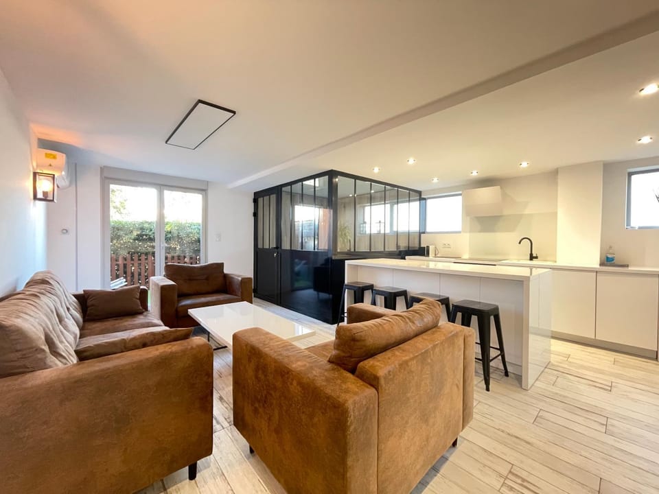 Kitchen or kitchenette, Living room, Seating area, Dining area