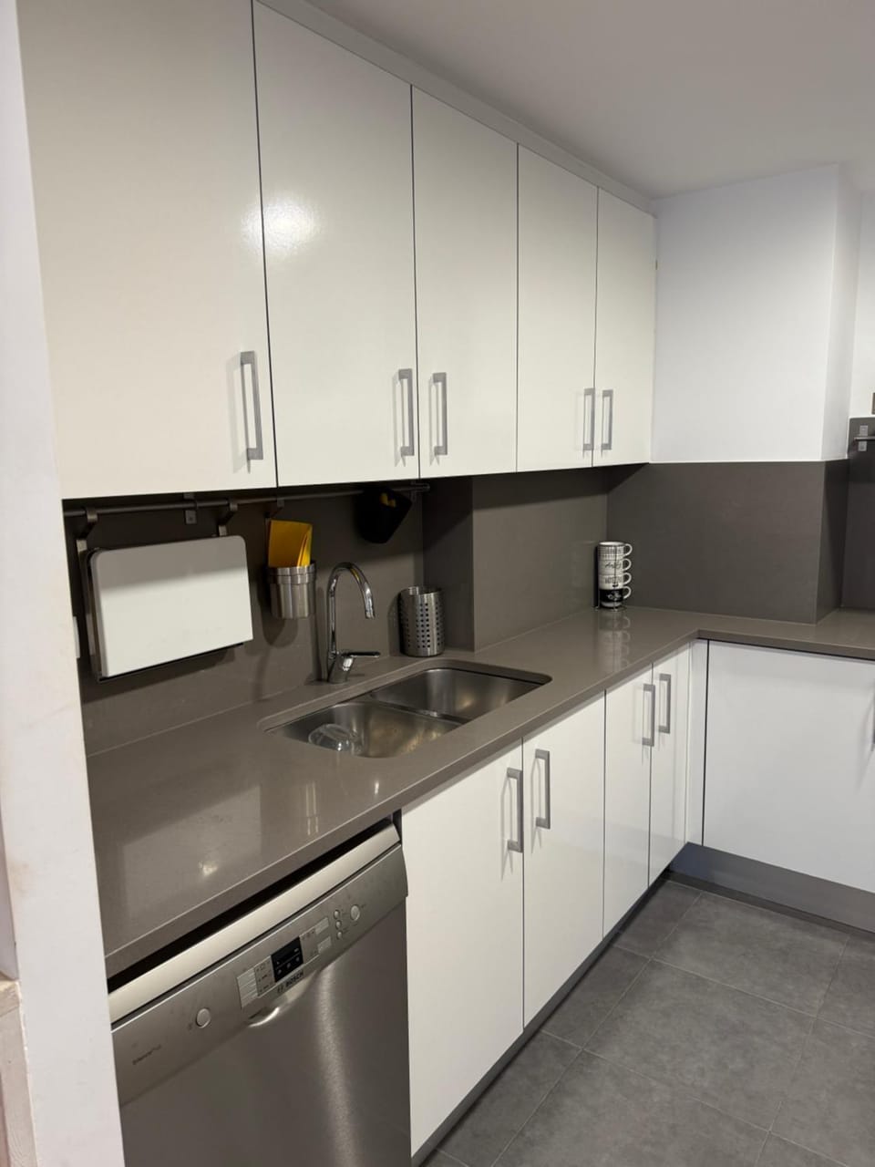 Coffee/tea facilities, Kitchen or kitchenette, dishwasher, oven, stove