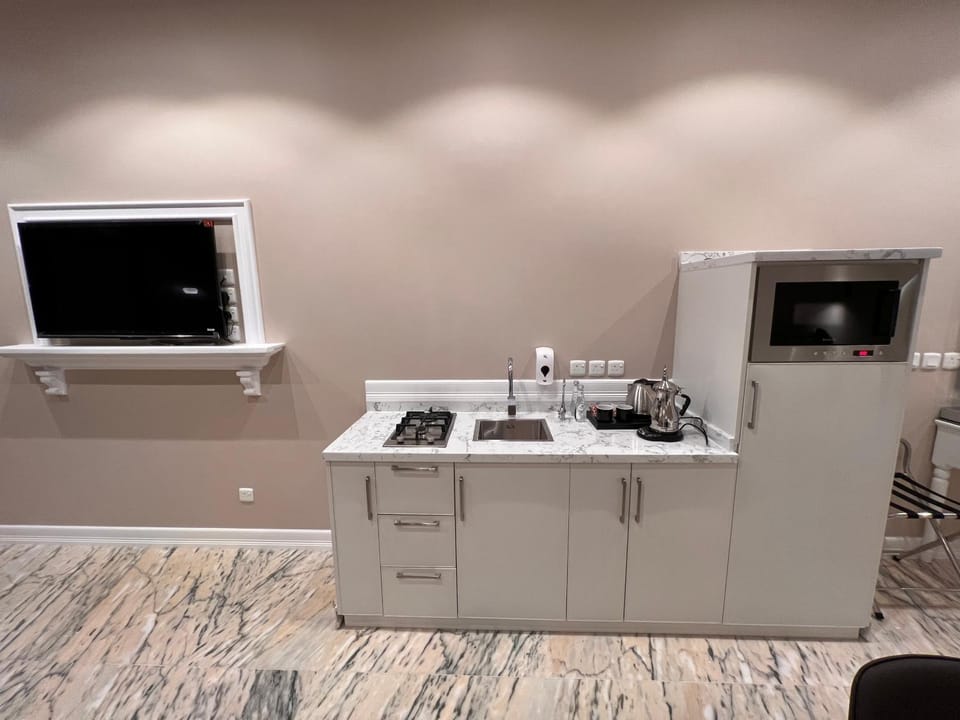 Kitchen or kitchenette, minibar, stove
