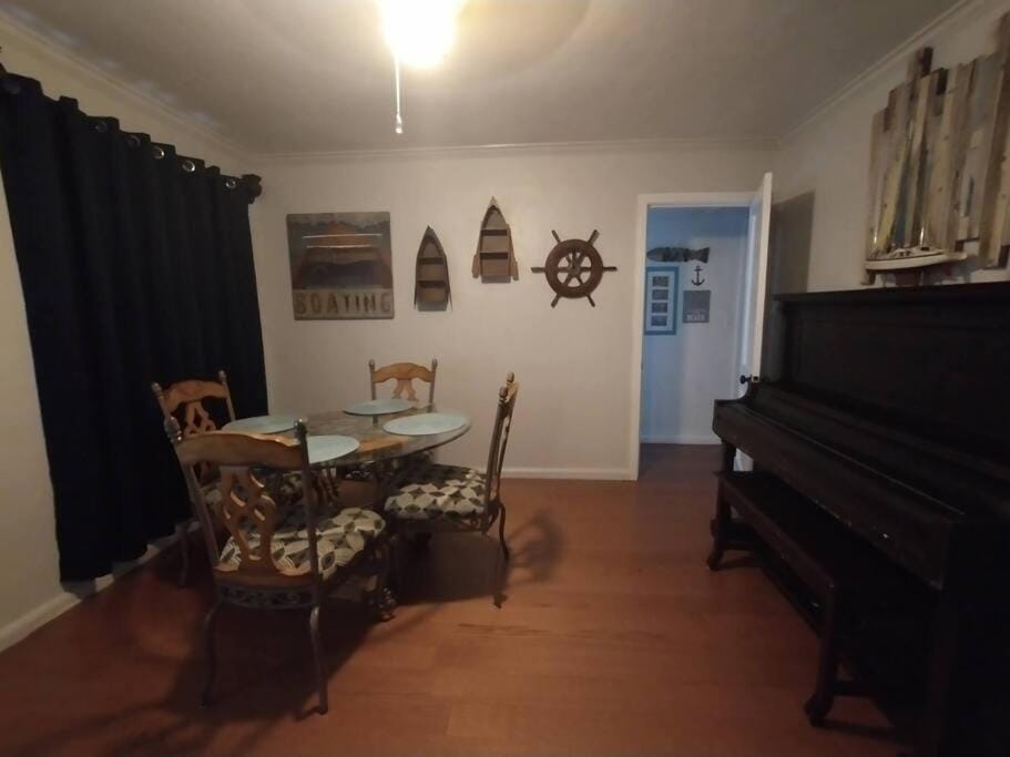 Seating area, Dining area