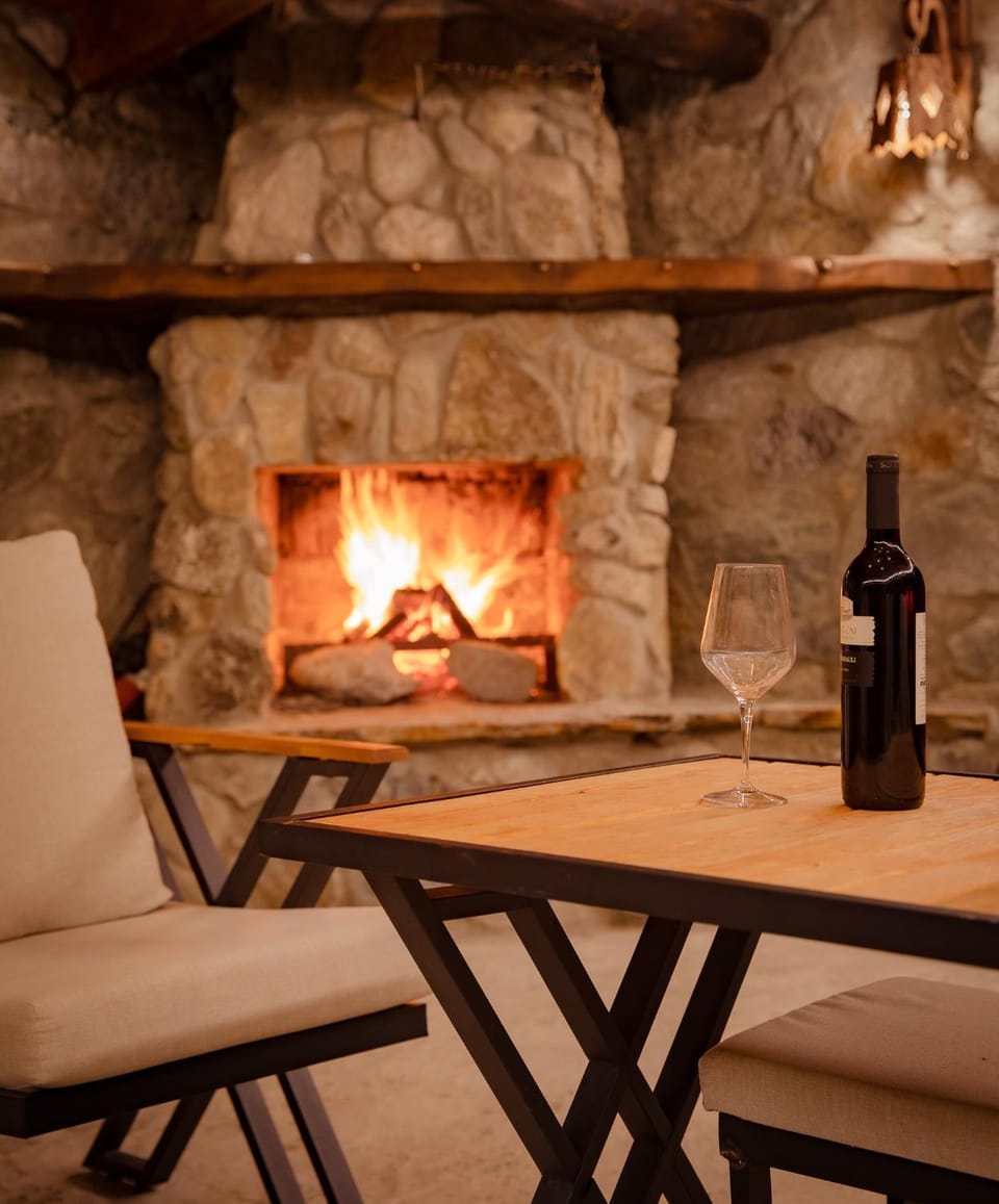 Seating area, fireplace