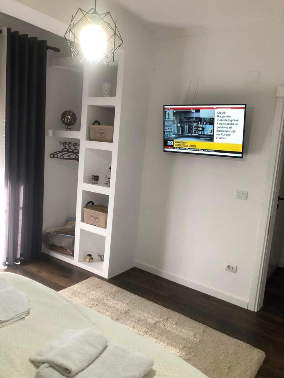 Bed, TV and multimedia, Photo of the whole room, Bedroom