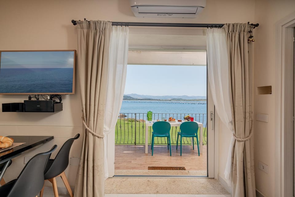 Communal lounge/ TV room, TV and multimedia, Balcony/Terrace, Living room, Dining area, Sea view, internet, air conditioner