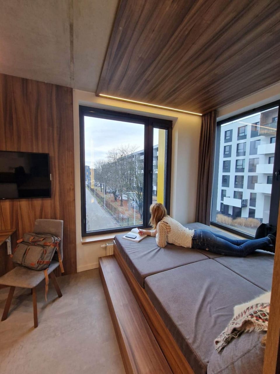Bed, TV and multimedia, View (from property/room), Living room, Photo of the whole room, Seating area, City view