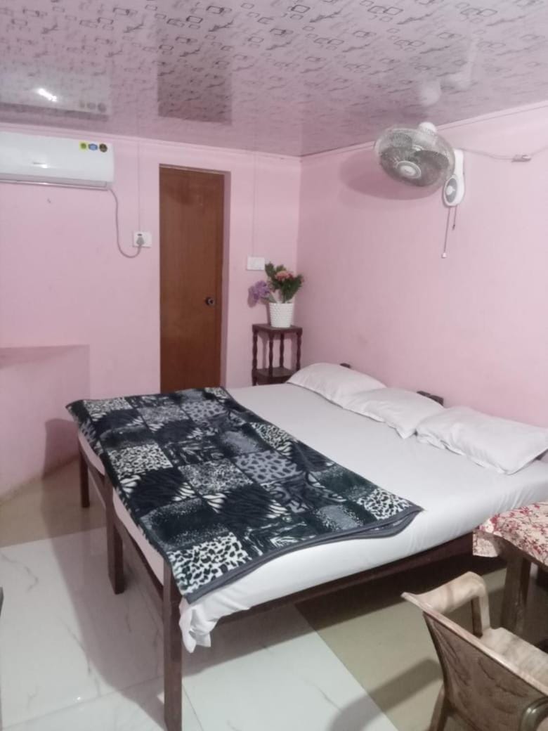 Photo of the whole room, air conditioner