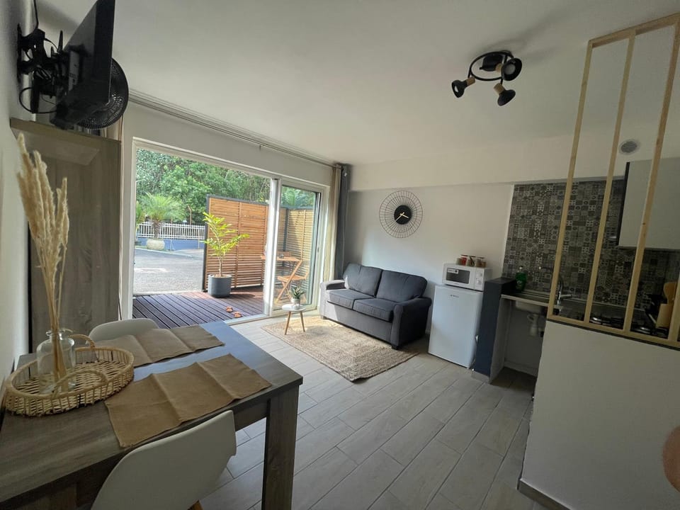 Kitchen or kitchenette, Living room, Seating area, Dining area