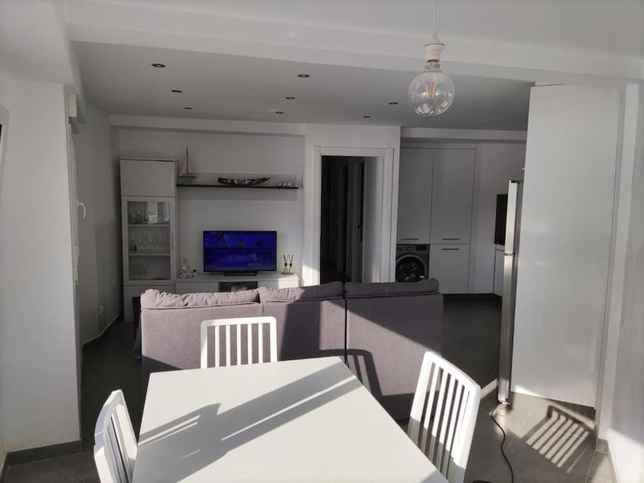 Communal lounge/ TV room, TV and multimedia, Kitchen or kitchenette, Living room, Seating area, Dining area