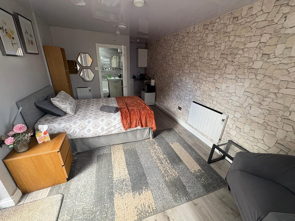 Spacious en-suite bedroom with free parking Vacation rental in Metropolitan Borough of Solihull