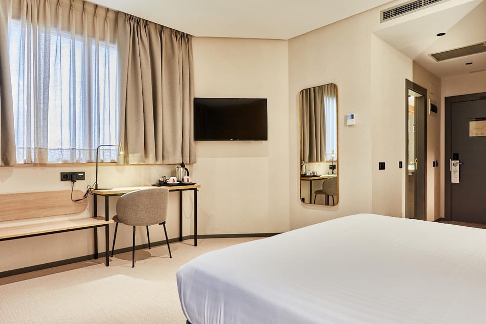 Bed, TV and multimedia, Photo of the whole room, Bedroom
