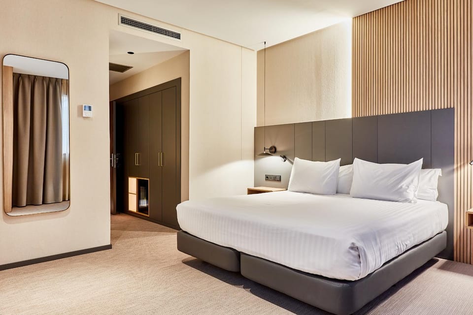 Bed, Photo of the whole room, Bedroom, wardrobe, air conditioner