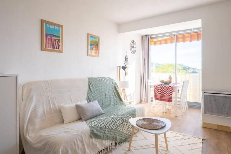 Charmant à 600 m des plages proche des commerces LESCLESDENICOLE Apartment in Hyères