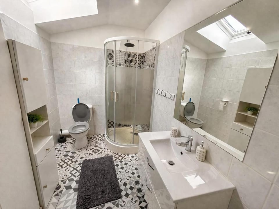 Bathroom, towels