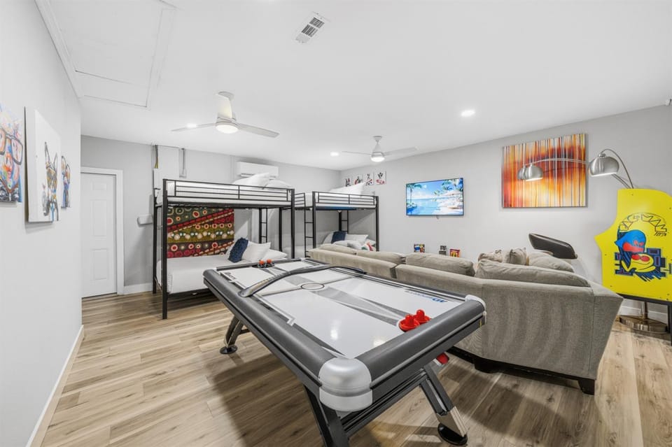NEW Heated Salt Pool & Spa on Waterfront Canal House in Town N Country