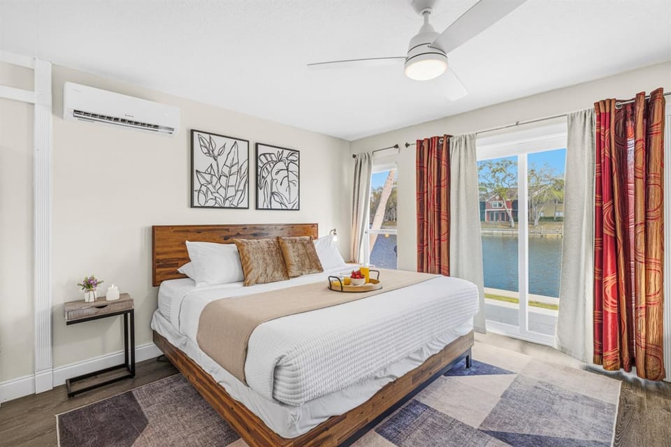 NEW Heated Salt Pool & Spa on Waterfront Canal House in Town N Country