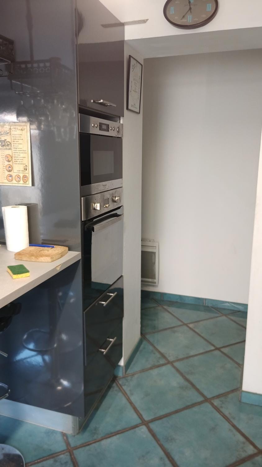 Kitchen or kitchenette, oven