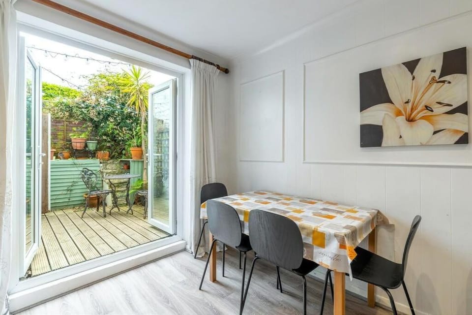 Patio, Living room, Dining area, Garden view