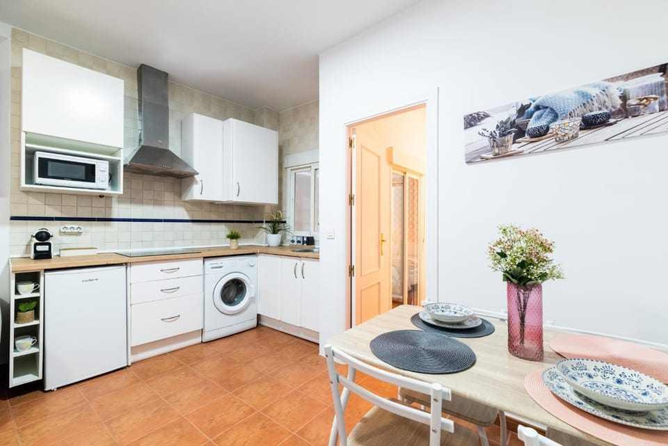 Kitchen or kitchenette, Dining area, minibar, oven, stove, toaster, washing machine