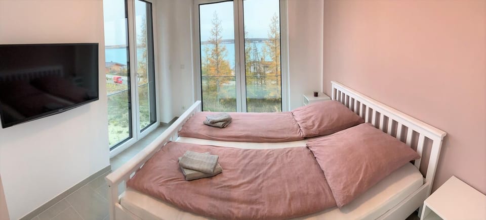 Bed, TV and multimedia, Photo of the whole room