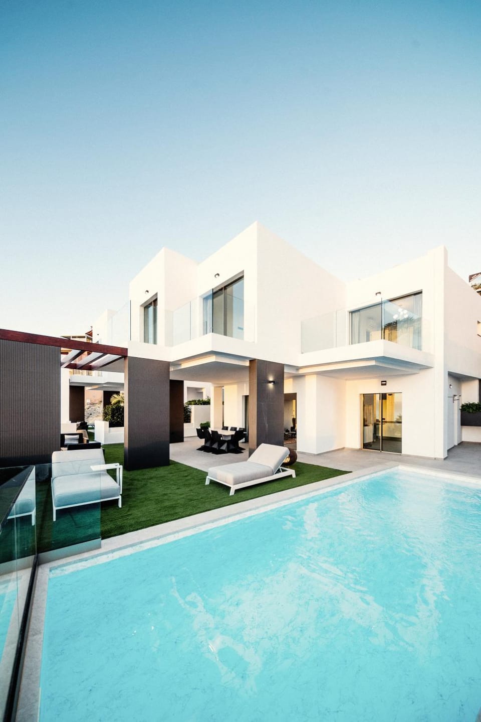 Property building, Day, Pool view, Swimming pool, sunbed