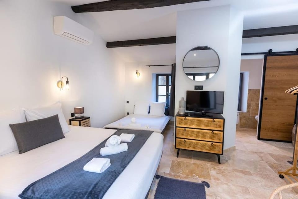Bed, TV and multimedia, Photo of the whole room, Bedroom, towels, wardrobe, air conditioner
