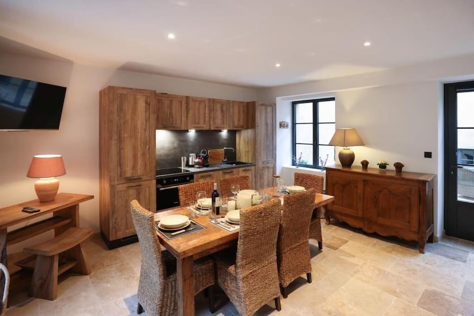 TV and multimedia, Coffee/tea facilities, Kitchen or kitchenette, Living room, stove