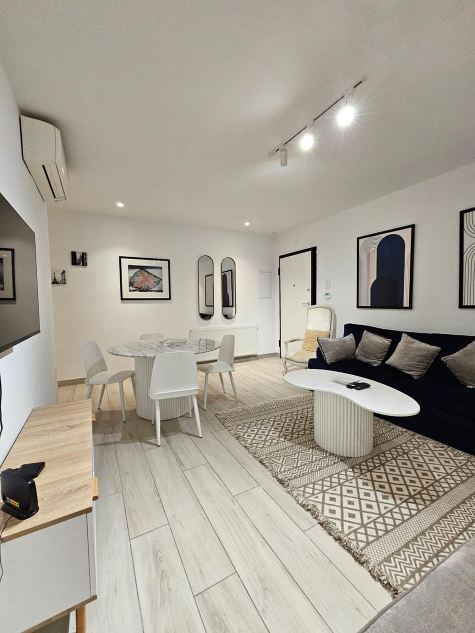 TV and multimedia, Living room, Photo of the whole room, Seating area, Dining area, air conditioner