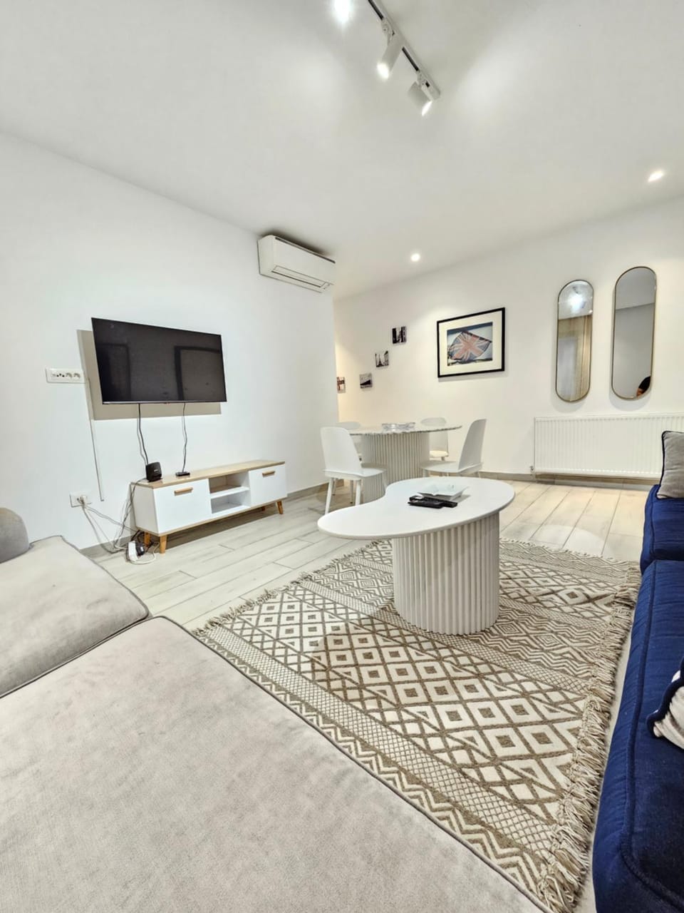 TV and multimedia, Living room, Seating area, air conditioner