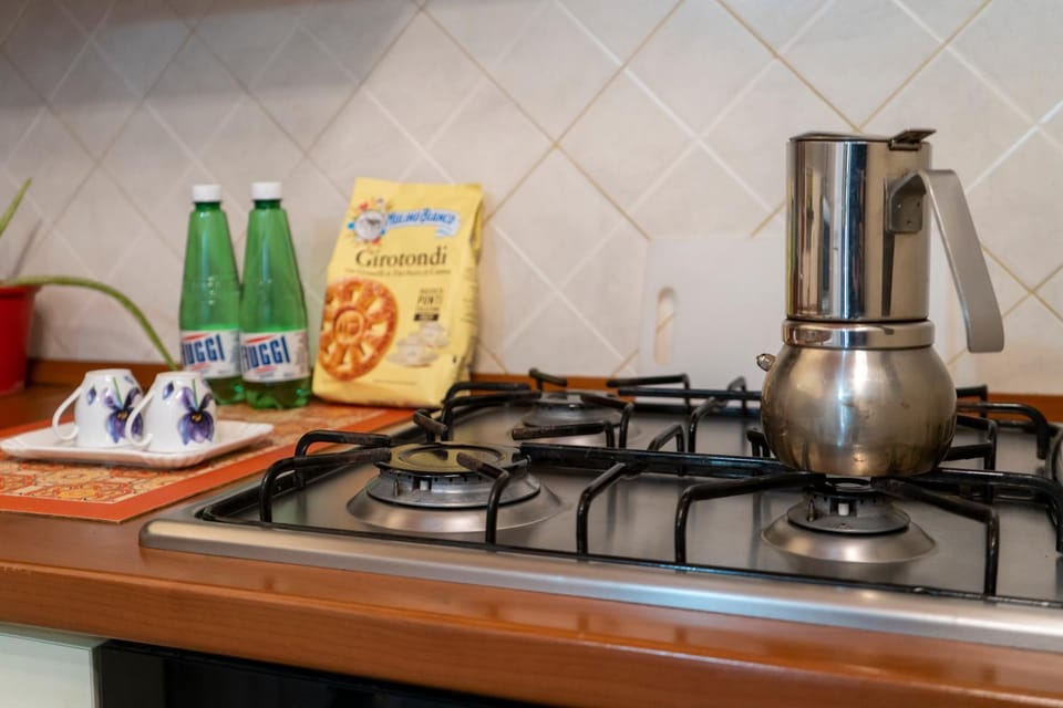 Coffee/tea facilities, Kitchen or kitchenette, stove