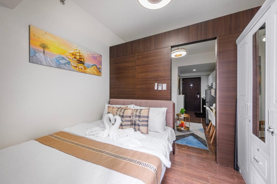 Bed, Bedroom, towels, wardrobe