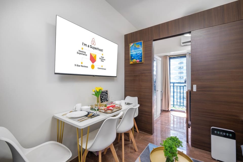TV and multimedia, Living room, Food and drinks, Seating area, Dining area, Food