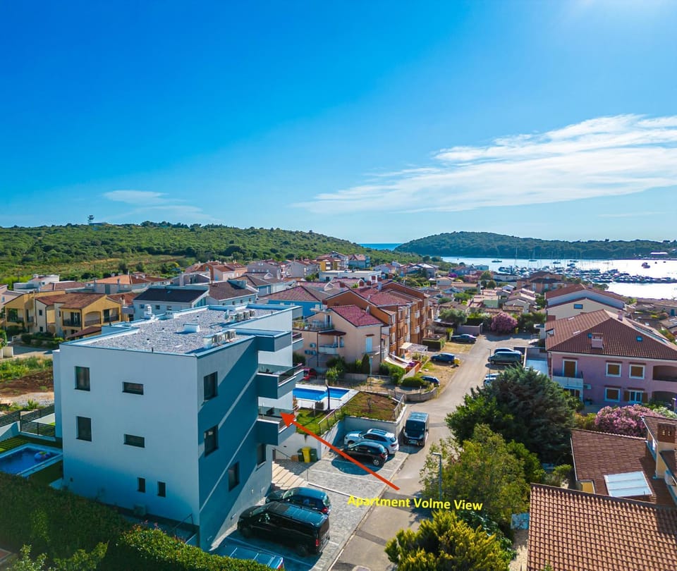 Property building, Day, Neighbourhood, Sea view, Street view, Location, Parking