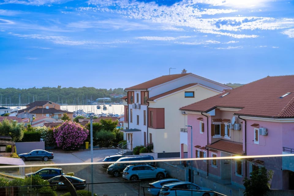 Day, Neighbourhood, Sea view, Street view, Location
