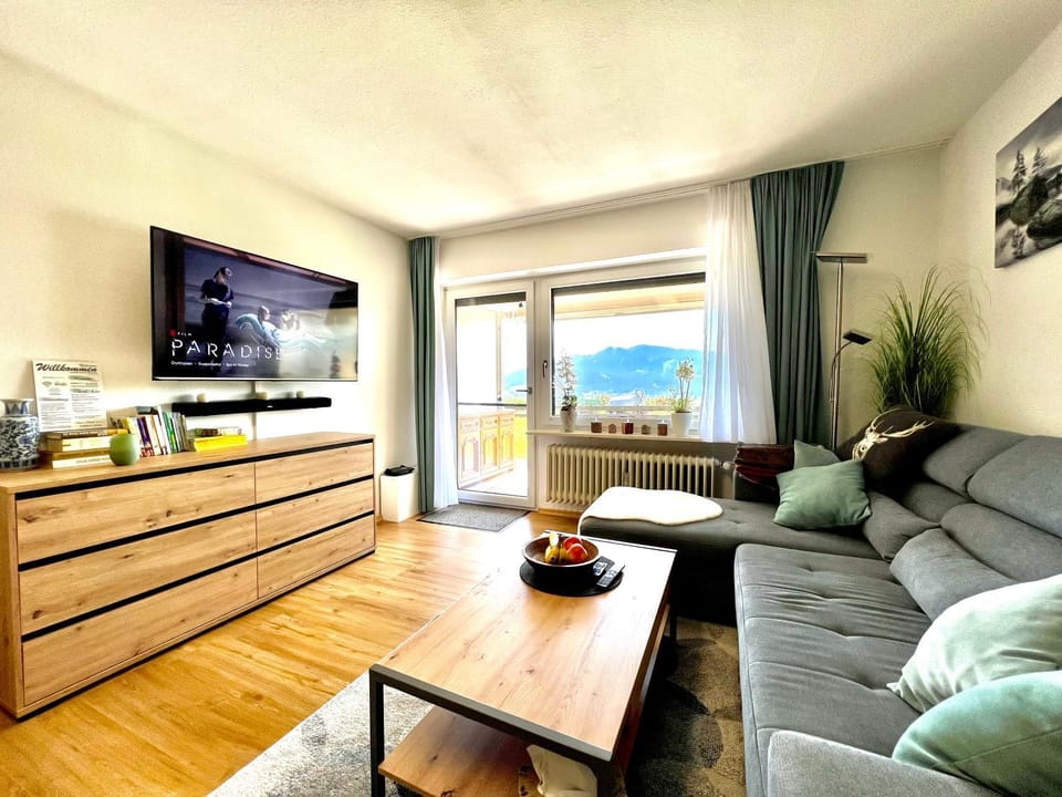 Communal lounge/ TV room, Natural landscape, TV and multimedia, Living room, Seating area, Dining area, Evening entertainment
