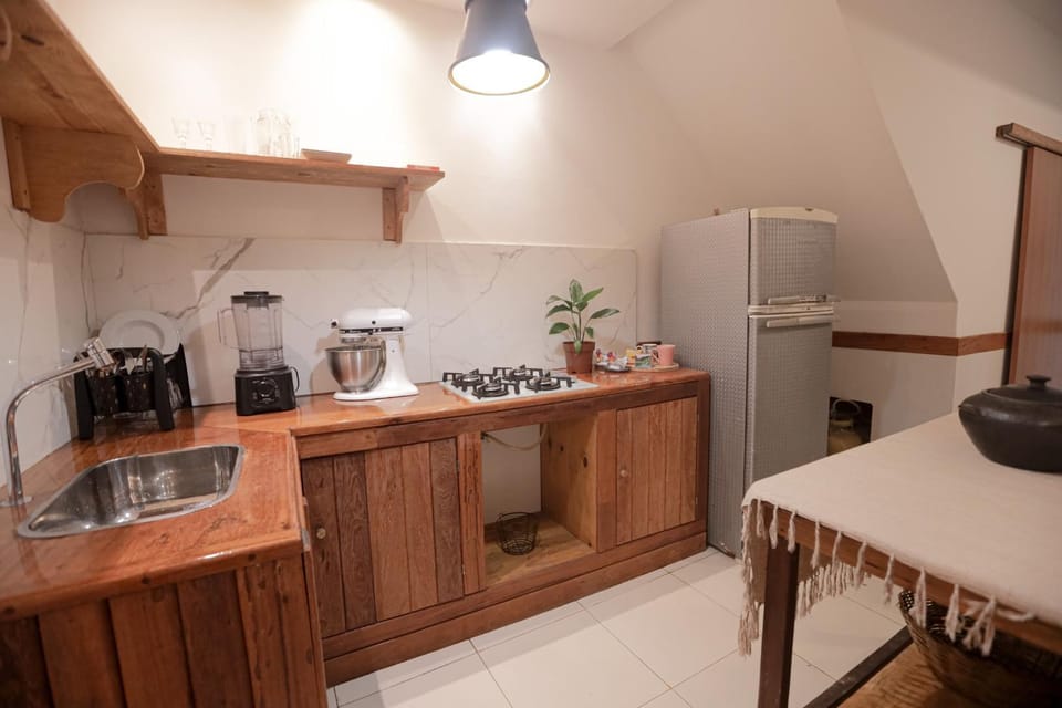 Coffee/tea facilities, Kitchen or kitchenette, stove