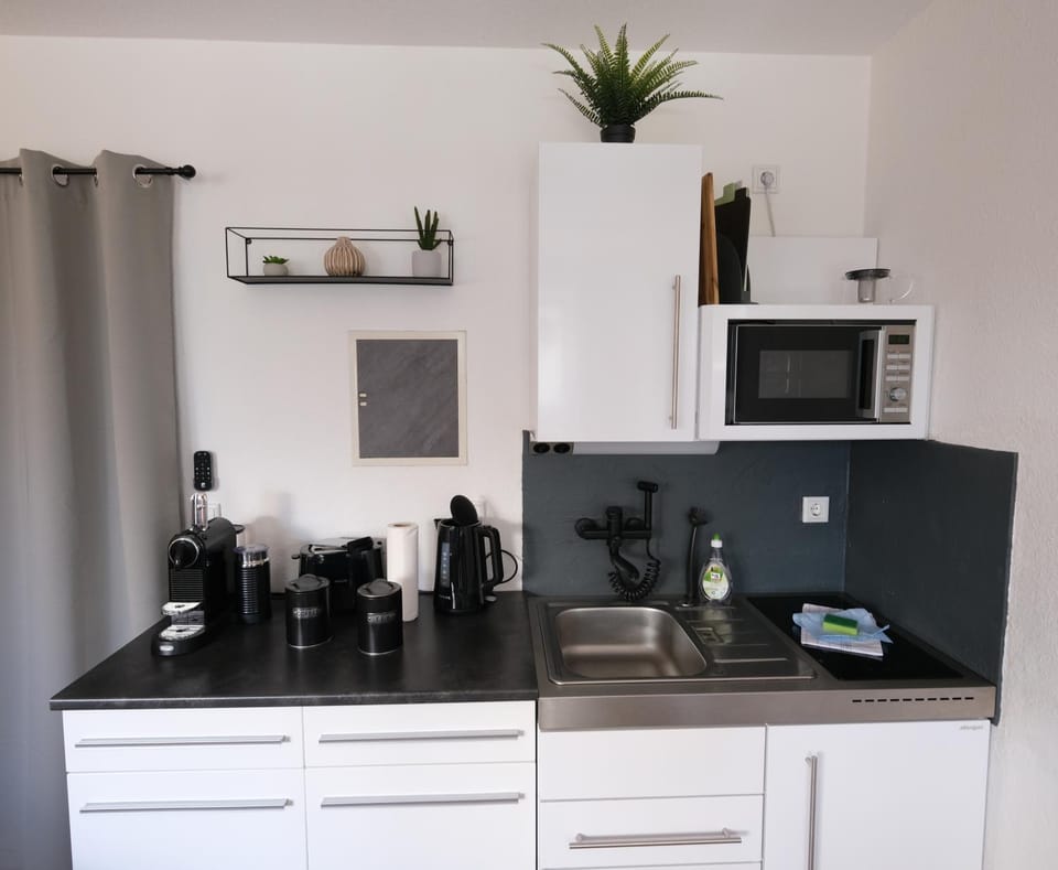 Coffee/tea facilities, Kitchen or kitchenette, Dining area, microwave, stove, toaster