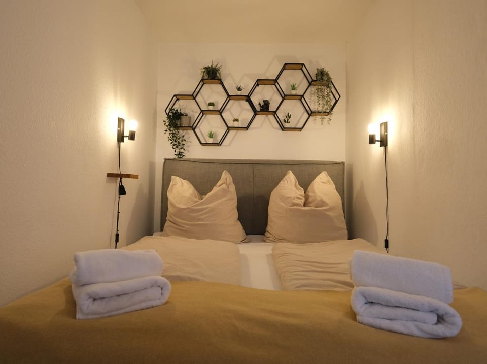 Bed, Bedroom, towels
