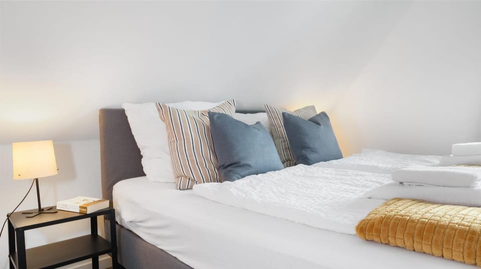 Bed, Bedroom, towels