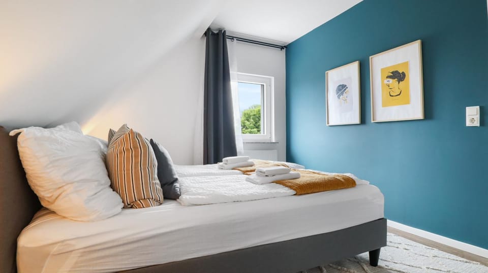 Bed, Bedroom, towels, towels