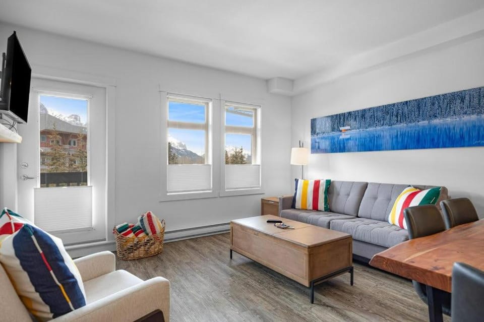 Beautiful Renovated Wolf 2Bed 2Bath House in Canmore