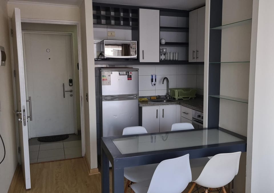 Kitchen or kitchenette, Dining area, minibar, oven