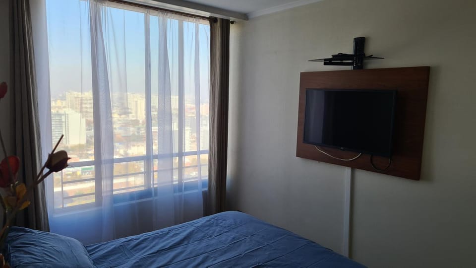 Bed, TV and multimedia, Photo of the whole room, Bedroom
