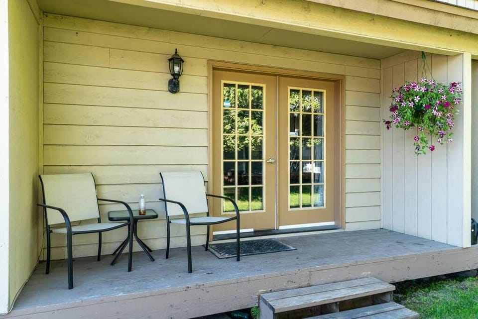 Alaskan WolfDen Close to airport centrally located Apartment in Anchorage