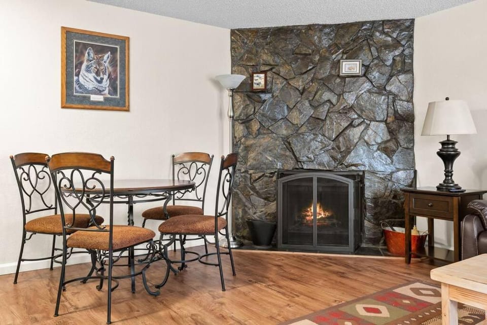Alaskan WolfDen Close to airport centrally located Apartment in Anchorage
