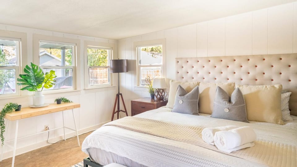 Bed, Photo of the whole room, Bedroom, towels