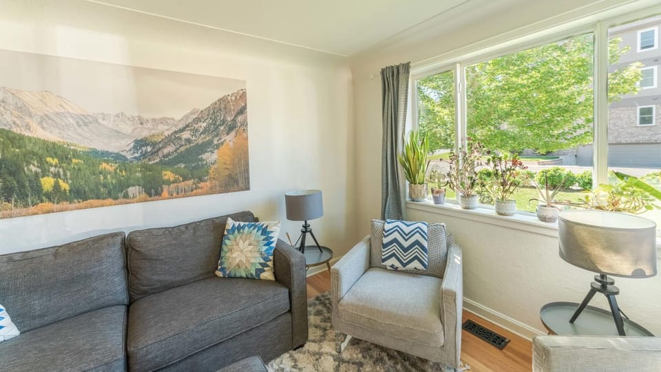 Day, Living room, Seating area, Garden view